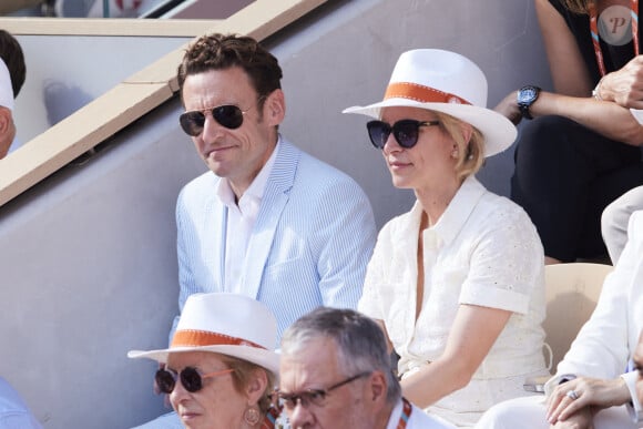 Cette fois-ci, le couple a misé sur des tenues beaucoup moins clinquantes, mais aussi chics !
Laurent Macron et sa femme Sabine dans les tribunes de la finale homme des Internationaux de France de tennis de Roland Garros 2024 à Paris le 9 juin 2024. © Jacovides-Moreau/Bestimage 