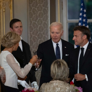 Le président Emmanuel Macron et sa femme Brigitte avec le président des Etats-Unis Joe Biden et sa femme Jill, Bernard Arnault et sa femme Hélène Mercier-Arnault lors du dîner d'Etat au Palais de l'Elysée à Paris le 8 juin 2024. © Eric Tschaen/Pool/Bestimage 