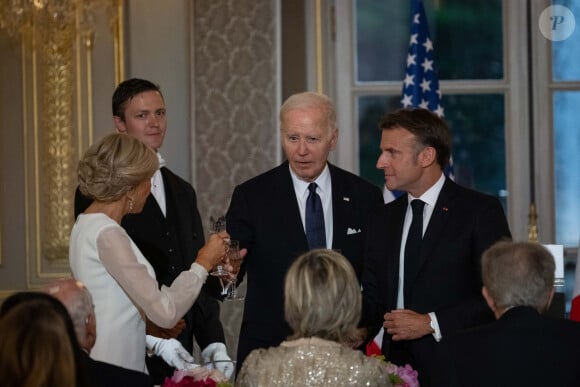 Le président Emmanuel Macron et sa femme Brigitte avec le président des Etats-Unis Joe Biden et sa femme Jill, Bernard Arnault et sa femme Hélène Mercier-Arnault lors du dîner d'Etat au Palais de l'Elysée à Paris le 8 juin 2024. © Eric Tschaen/Pool/Bestimage 