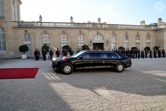 Illustration de la voiture du président américain "The Beast" - Dîner d'état en l'honneur du président des Etats-Unis Joe Biden et sa femme Jill au palais de l'Elysée à Paris, à l'occasion de leur visite officielle en France. Le 8 juin 2024 © Jacovides-Moreau / Bestimage 