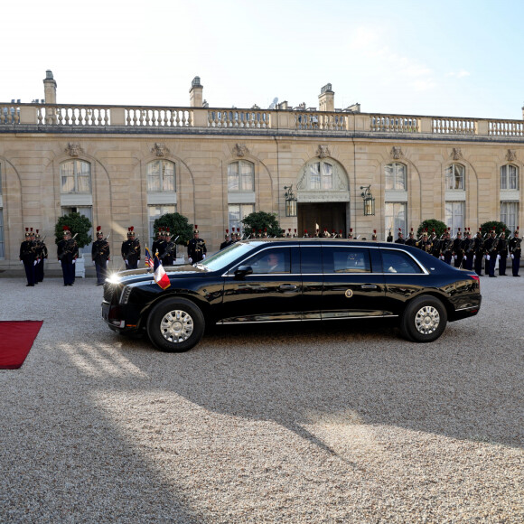 Illustration de la voiture du président américain "The Beast" - Dîner d'état en l'honneur du président des Etats-Unis Joe Biden et sa femme Jill au palais de l'Elysée à Paris, à l'occasion de leur visite officielle en France. Le 8 juin 2024 © Jacovides-Moreau / Bestimage 