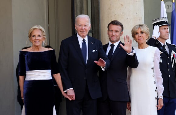 Ce samedi 8 juin, Emmanuel Macron a orchestré un somptueux dîner d'Etat en l'honneur de Jill et Joe Biden. Pour rappel, le président américain était en visite en France pour le 80ème anniversaire du Débarquement.
Jill Biden et son mari Joe, Emmanuel Macron et sa femme Brigitte - Dîner d'état en l'honneur du président des Etats-Unis et sa femme au palais de l'Elysée à Paris, à l'occasion de leur visite officielle en France. Le 8 juin 2024 © Jacovides-Moreau / Bestimage 