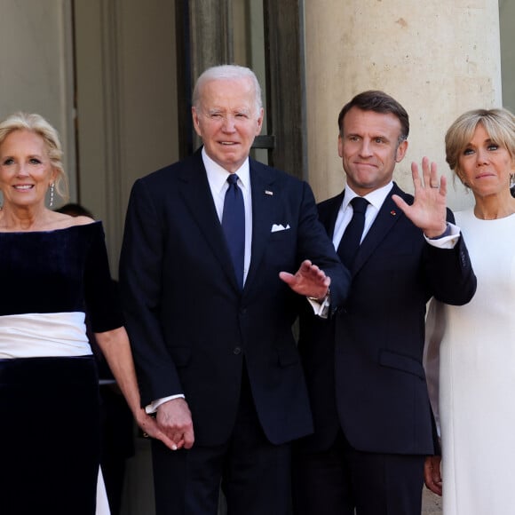 Ce samedi 8 juin, Emmanuel Macron a orchestré un somptueux dîner d'Etat en l'honneur de Jill et Joe Biden. Pour rappel, le président américain était en visite en France pour le 80ème anniversaire du Débarquement.
Jill Biden et son mari Joe, Emmanuel Macron et sa femme Brigitte - Dîner d'état en l'honneur du président des Etats-Unis et sa femme au palais de l'Elysée à Paris, à l'occasion de leur visite officielle en France. Le 8 juin 2024 © Jacovides-Moreau / Bestimage 