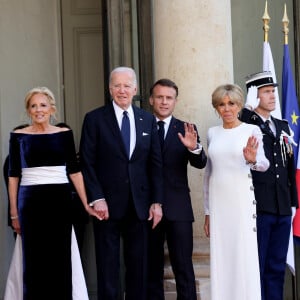 Jill Biden et son mari Joe, Emmanuel Macron et sa femme Brigitte - Dîner d'état en l'honneur du président des Etats-Unis et sa femme au palais de l'Elysée à Paris, à l'occasion de leur visite officielle en France. Le 8 juin 2024 © Jacovides-Moreau / Bestimage 