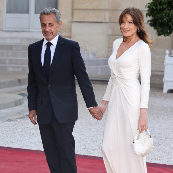 De nombreuses personnalités publiques ont également été conviées à l'instar de Nicolas Sarkozy et Carla Bruni, Pharrel Williams, Salma Hayek, Rachida Dati ou encore Thomas Pesquet.
Nicolas Sarkozy et sa femme Carla Bruni-Sarkozy - Dîner d'état en l'honneur du président des Etats-Unis et sa femme au palais de l'Elysée à Paris, à l'occasion de leur visite officielle en France. Le 8 juin 2024 © Jacovides-Moreau / Bestimage