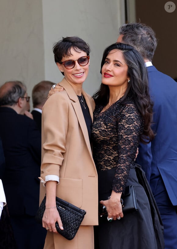 Bérénice Bejo et Salma Hayek - Dîner d'état en l'honneur du président des Etats-Unis et sa femme au palais de l'Elysée à Paris, à l'occasion de leur visite officielle en France. Le 8 juin 2024 © Jacovides-Moreau / Bestimage 