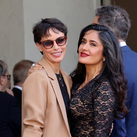 Bérénice Bejo et Salma Hayek - Dîner d'état en l'honneur du président des Etats-Unis et sa femme au palais de l'Elysée à Paris, à l'occasion de leur visite officielle en France. Le 8 juin 2024 © Jacovides-Moreau / Bestimage 