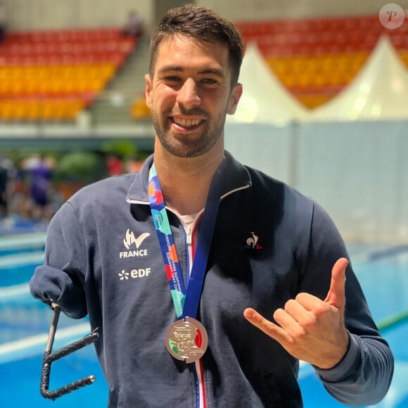 Qu'importe qu'un requin lui ait arraché le bras et la jambe, Laurent, lui, est prêt à arracher la victoire.
Laurent Chardard, Instagram