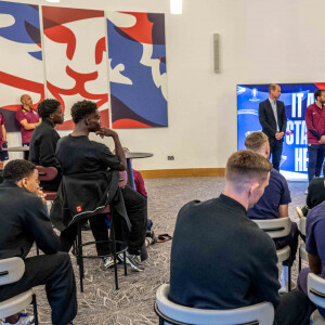 Prince William - Le prince William est allé à la rencontre de l'équipe britannique de football avant l'Euro le 14 juin prochain, dans leur centre d'entraînement de St George's Park à Burton upon Trent. 10 juin 2024. @ Paul Cooper/Daily Telegraph/PA Wire.