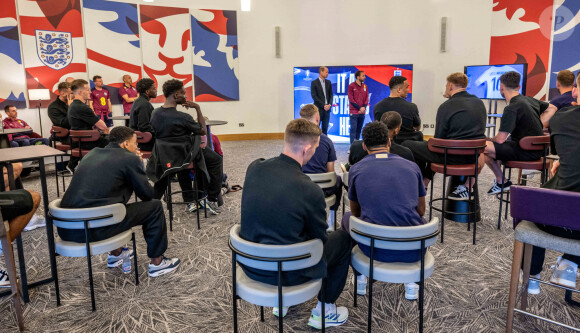 Prince William - Le prince William est allé à la rencontre de l'équipe britannique de football avant l'Euro le 14 juin prochain, dans leur centre d'entraînement de St George's Park à Burton upon Trent. 10 juin 2024. @ Paul Cooper/Daily Telegraph/PA Wire.