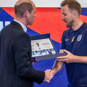 Il a rencontré le capitaine Harry Kane, à qui il a donné des conseils. 
Prince William et Harry Kane - Le prince William est allé à la rencontre de l'équipe britannique de football avant l'Euro le 14 juin prochain, dans leur centre d'entraînement de St George's Park à Burton upon Trent. 10 juin 2024. @ Paul Cooper/Daily Telegraph/PA Wire.