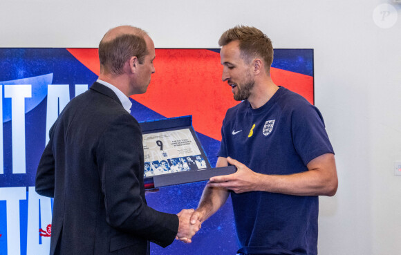 Il a rencontré le capitaine Harry Kane, à qui il a donné des conseils. 
Prince William et Harry Kane - Le prince William est allé à la rencontre de l'équipe britannique de football avant l'Euro le 14 juin prochain, dans leur centre d'entraînement de St George's Park à Burton upon Trent. 10 juin 2024. @ Paul Cooper/Daily Telegraph/PA Wire.