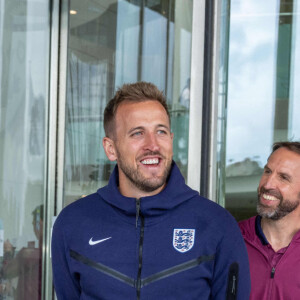 Il les a motivés beaucoup. 
Prince William et Harry Kane - Le prince William est allé à la rencontre de l'équipe britannique de football avant l'Euro le 14 juin prochain, dans leur centre d'entraînement de St George's Park à Burton upon Trent. 10 juin 2024. @ Paul Cooper/Daily Telegraph/PA Wire.