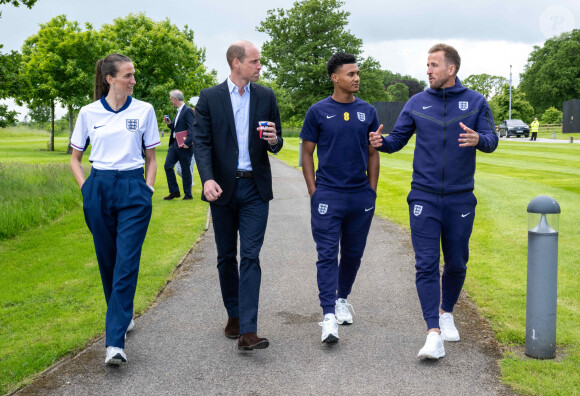 Prince William, Jill Caits et Harry Kane - Le prince William est allé à la rencontre de l'équipe britannique de football avant l'Euro le 14 juin prochain, dans leur centre d'entraînement de St George's Park à Burton upon Trent. 10 juin 2024. @ Paul Cooper/Daily Telegraph/PA Wire.