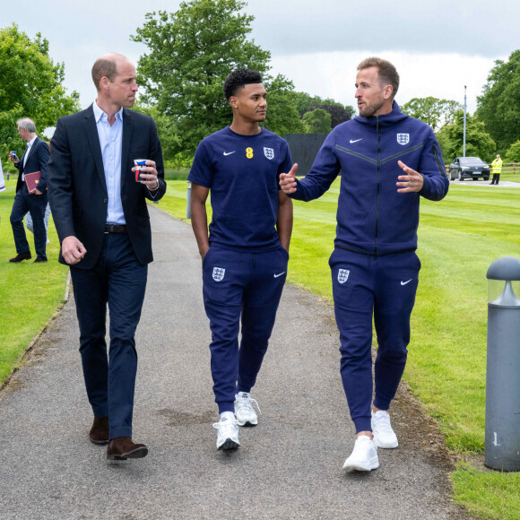 Prince William, Jill Caits et Harry Kane - Le prince William est allé à la rencontre de l'équipe britannique de football avant l'Euro le 14 juin prochain, dans leur centre d'entraînement de St George's Park à Burton upon Trent. 10 juin 2024. @ Paul Cooper/Daily Telegraph/PA Wire.