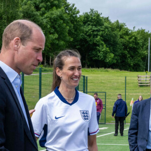 Et il a rencontré les jeunes du club. 
Prince William et Gareth Southgate - Le prince William est allé à la rencontre de l'équipe britannique de football avant l'Euro le 14 juin prochain, dans leur centre d'entraînement de St George's Park à Burton upon Trent. 10 juin 2024. @ Paul Cooper/Daily Telegraph/PA Wire.