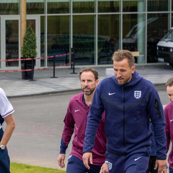 Prince William - Le prince William est allé à la rencontre de l'équipe britannique de football avant l'Euro le 14 juin prochain, dans leur centre d'entraînement de St George's Park à Burton upon Trent. 10 juin 2024. @ Paul Cooper/Daily Telegraph/PA Wire.