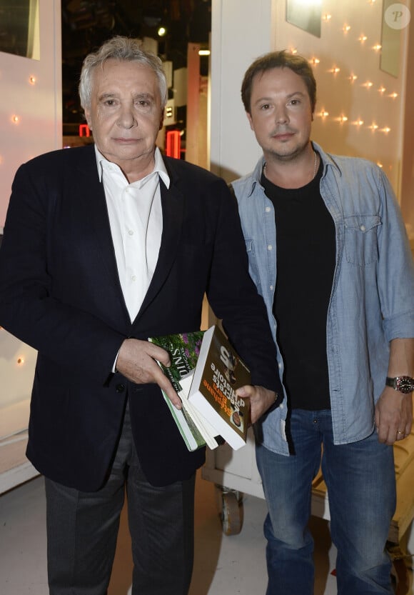 D'autant plus que son fils Davy, comédien, rejoint le casting !
Michel Sardou et Davy Sardou - Enregistrement de l'émission " Vivement Dimanche " Spéciale Les enfants du Top 50, le 8 octobre 2014. L'émission sera diffusée le 12 Octobre 2014.