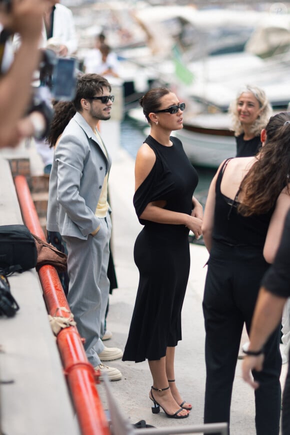 Après leur apparition surprise au défilé Jacquemus ensemble, Adèle Exarchopoulos et François Civil ont fini la journée sur une belle soirée. 
François Civil et Adèle Exarchopoulos - Arrivées au défilé de mode Jacquemus Cruise "La casa" à la Casa Malaparte à Capri. © Tiziano Da Silva-Olivier Borde / Bestimage 