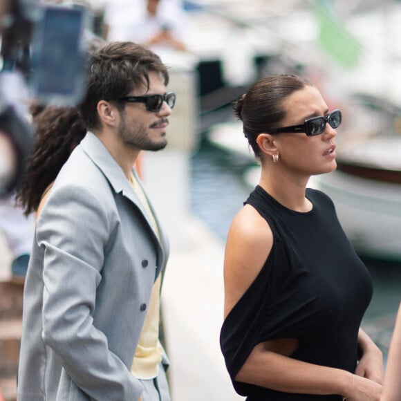 Après leur apparition surprise au défilé Jacquemus ensemble, Adèle Exarchopoulos et François Civil ont fini la journée sur une belle soirée. 
François Civil et Adèle Exarchopoulos - Arrivées au défilé de mode Jacquemus Cruise "La casa" à la Casa Malaparte à Capri. © Tiziano Da Silva-Olivier Borde / Bestimage 