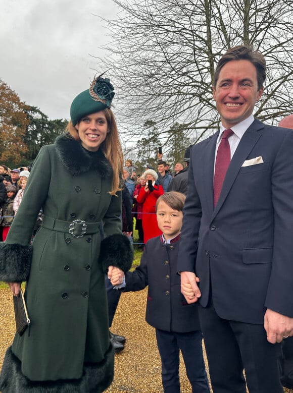 Et ils ont créé une jolie famille recomposée ! 
La princesse Beatrice d'York, Edoardo Mapelli Mozzi et leur fils August - La famille royale d'Angleterre au premier service de Noël à Sandringham depuis le décès de la reine Elizabeth II le 25 décembre 2022. 