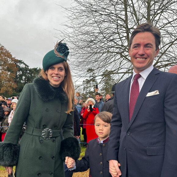 Et ils ont créé une jolie famille recomposée ! 
La princesse Beatrice d'York, Edoardo Mapelli Mozzi et leur fils August - La famille royale d'Angleterre au premier service de Noël à Sandringham depuis le décès de la reine Elizabeth II le 25 décembre 2022. 