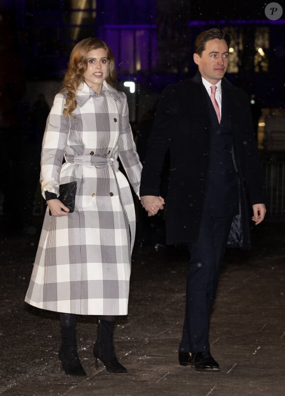 La princesse Beatrice d'York et Edoardo Mapelli Mozi - La famille royale à la sortie de la messe "Together at Christmas" à l'Abbaye de Westminster le 15 décembre 2022. 