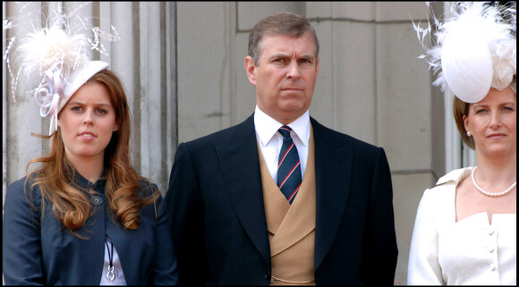 Elle était surveillée par la famille royale. 
La princesse Beatrice, le prince Andrew et Sophie Rhys-Jones, comtesse de Wessex - Cérémonie 'Trooping the Colour' pour les 80 ans de la reine Elizabeth, 17 juin 2006