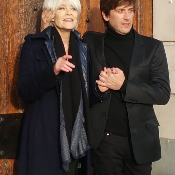 Exclusif - Prix Spécial - Françoise Hardy et son fils Thomas Dutronc se baladent le long des quais de l'Île Saint-Louis à Paris, France, le 2 novembre 2016.