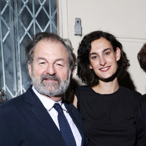 Dans celle-ci, elle évoque un stage très particulier qu'elle a fait.
Exclusif - Inès de la Fressange avec sa fille Nine d'Urso et son compagnon Denis Olivennes - Vernissage de l'exposition "Wonderland" de Nine d'Urso à la galerie Basia Embiricos (14 rue des jardins Saint-Paul 75004 Paris) à Paris le 12 octobre 2023. © Denis Guignebourg/Bestimage 