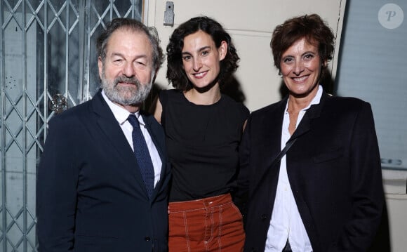 Si elle en garde un bon souvenir, au niveau gastronomie, elle a dû manger de façon très riche.
Exclusif - Inès de la Fressange avec sa fille Nine d'Urso et son compagnon Denis Olivennes - Vernissage de l'exposition "Wonderland" de Nine d'Urso à la galerie Basia Embiricos (14 rue des jardins Saint-Paul 75004 Paris) à Paris le 12 octobre 2023. © Denis Guignebourg/Bestimage 