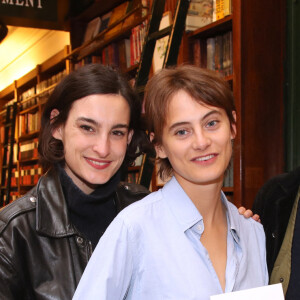 Et l'air de rien, elle a perdu 5 kilos comme ça !
Violette d'Urso entre sa mère Inès de La Fressange et sa soeur Nine d'Urso - Violette d'Urso dédicace son livre "Même le bruit de la nuit a changé" à la librairie Galignani à Paris, France, le 25 mars 2023. © Bertrand Rindoff/Bestimage 