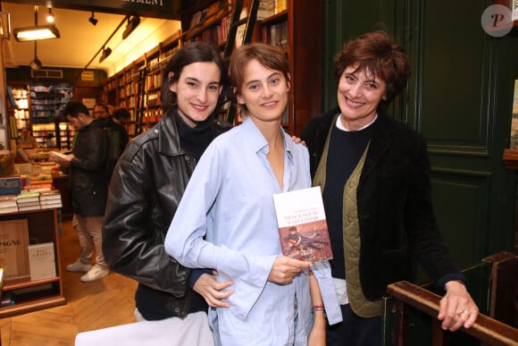 Et l'air de rien, elle a perdu 5 kilos comme ça !
Violette d'Urso entre sa mère Inès de La Fressange et sa soeur Nine d'Urso - Violette d'Urso dédicace son livre "Même le bruit de la nuit a changé" à la librairie Galignani à Paris, France, le 25 mars 2023. © Bertrand Rindoff/Bestimage 