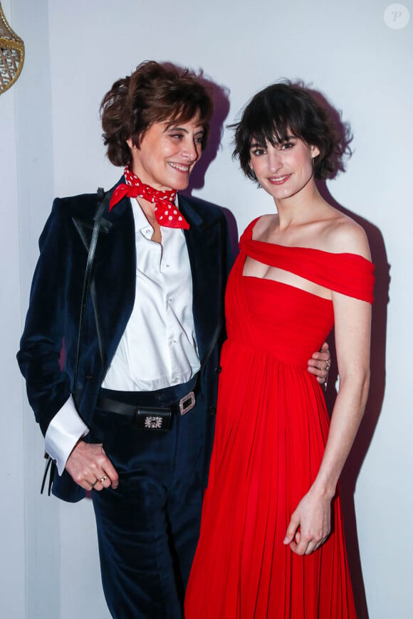 Inès de la Fressange et sa fille Nine d'Urso - People au dîner de l'association AEM (Un Avenir pour les Enfants du Monde), au profit des enfants du Rwanda, au Pavillon Ledoyen à Paris. Le 24 mars 2022 © Borde-Rindoff / Bestimage 