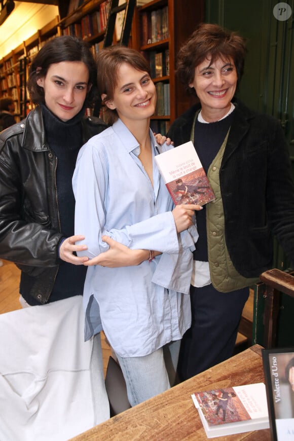 Violette d'Urso entre sa mère Inès de La Fressange et sa soeur Nine d'Urso - Violette d'Urso dédicace son livre "Même le bruit de la nuit a changé" à la librairie Galignani à Paris, France, le 25 mars 2023. © Bertrand Rindoff/Bestimage 