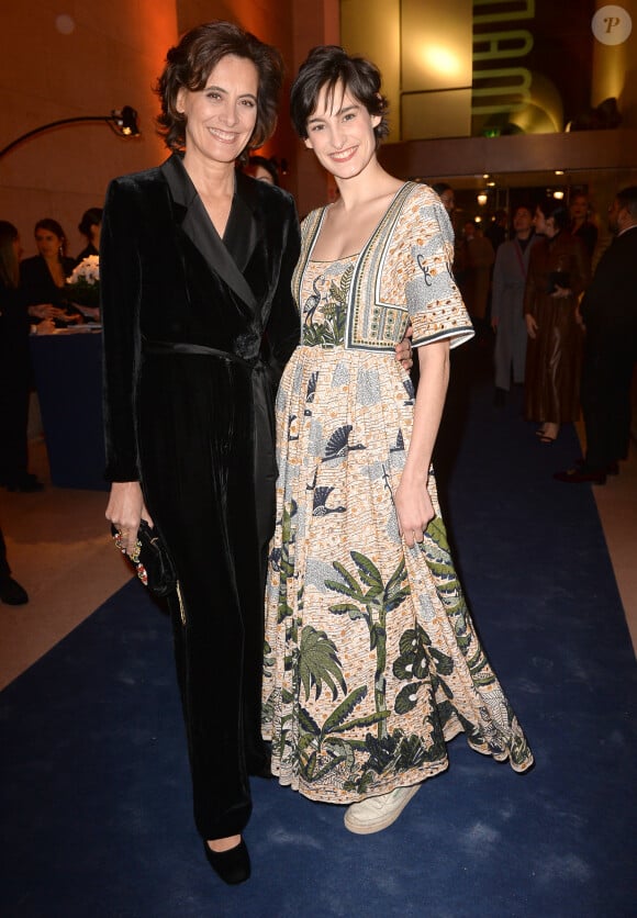 Inès de La Fressange et sa fille Nine d'Urso au dîner de gala international de la mode, à l'occasion de la réouverture des galeries de la Mode avec l'exposition "Harper's Bazaar, premier magazine de mode" au musée des arts décoratifs à Paris, France, le 26 février 2020, en marge de la semaine de la mode prêt-à-porter automne-hiver 2020/2021. © Veeren-Clovis/Bestimage