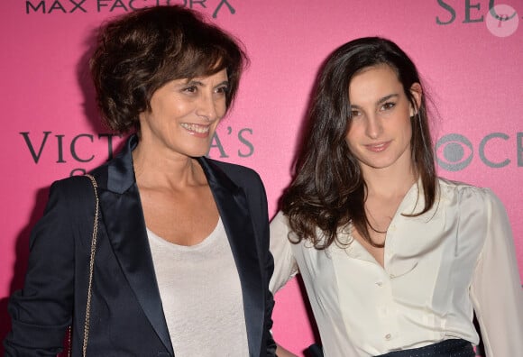 Inès de la Fressange et sa fille Nine d'Urso lors du photocall du Victoria's Secret Fashion 2016 au Grand Palais à Paris, France, le 30novembre 2016. © BOV/Bestimage 