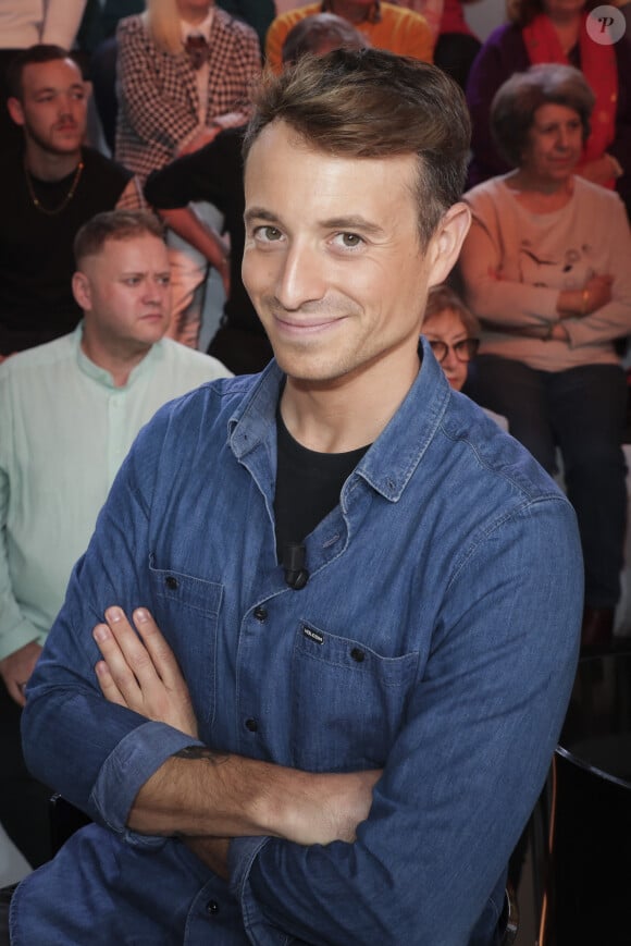 Exclusif - Hugo Clément - Sur le plateau de l’émission TPMP (Touche Pas à Mon Poste) présentée par C.Hanouna et diffusée sur C8 - Paris le 7 octobre 2022. © Jack Tribeca / Bestimage