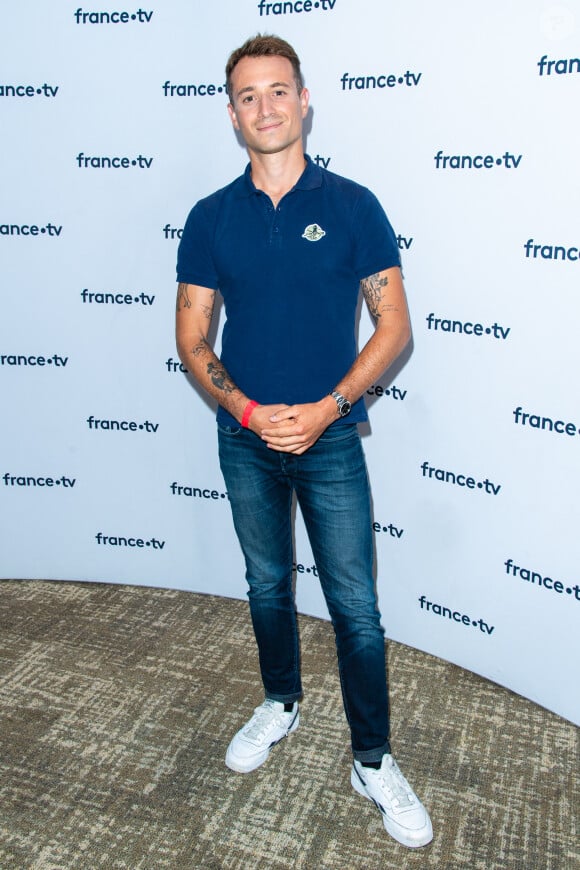 Hugo Clément lors du photocall dans le cadre de la conférence de presse de France Télévisions au Pavillon Gabriel à Paris, France, le 24 août 2021. © Pierre Perusseau/Bestimage