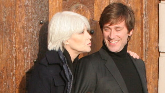 "J'ai la gorge qui se noue" : Thomas Dutronc sur scène après la disparition de Françoise Hardy, l'émotion est trop grande