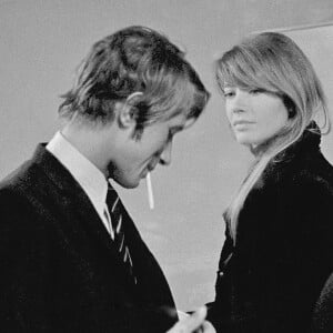 "Il y a beaucoup d'émotion chez nous" ces derniers jours, "j'ai essayé de chanter deux chansons de ma maman, mais j'ai la gorge qui se noue," a-t-il déclaré face au public.
Françoise Hardy et Jacques Dutronc.