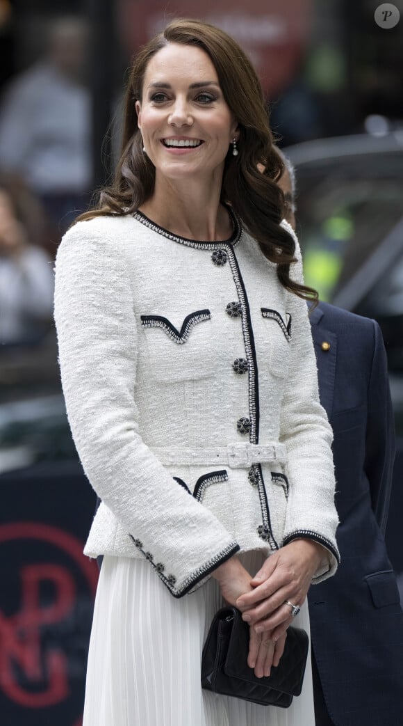 Sur X, un nouveau cliché de la duchesse a été publié et elle annonce une bonne nouvelle
Catherine (Kate) Middleton, princesse de Galles, arrive à la réouverture de la National Portrait Gallery à Londres, Royaume-Uni à la suite d'un programme de rénovation de trois ans. La galerie a subi une transformation majeure depuis la fermeture de ses portes, la plus importante depuis l'ouverture du bâtiment il y a 127 ans.