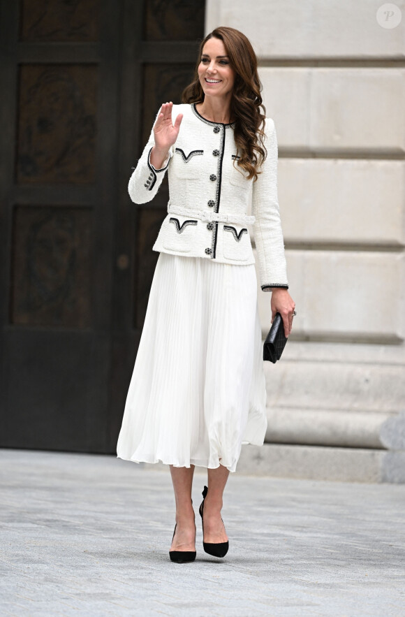 Catherine (Kate) Middleton, princesse de Galles, arrive à la réouverture de la National Portrait Gallery à Londres, Royaume-Uni, le 20 juin 2023, à la suite d'un programme de rénovation de trois ans. La galerie a subi une transformation majeure depuis la fermeture de ses portes en mars 2020, la plus importante depuis l'ouverture du bâtiment il y a 127 ans. 