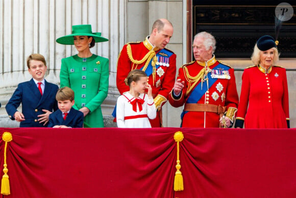 Elle sera bel et bien présente à Trooping the Colour !
Le prince George, le prince Louis, la princesse Charlotte, Kate Catherine Middleton, princesse de Galles, le prince William de Galles, le roi Charles III, la reine consort Camilla Parker Bowles - La famille royale d'Angleterre sur le balcon du palais de Buckingham lors du défilé "Trooping the Colour" à Londres. Le 17 juin 2023