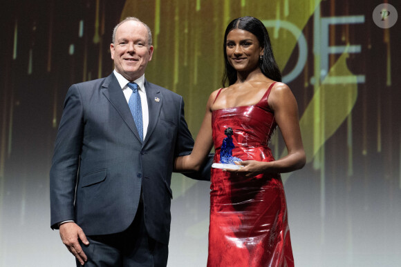 Simone Ashley et le Prince Albert II de Monaco sur scène lors de la cérémonie d'ouverture du 63ème Festival de Télévision de Monte-Carlo le 14 juin 2024 à Monte-Carlo, Monaco. Photo par David NIVIERE/ABACAPRESS.COM