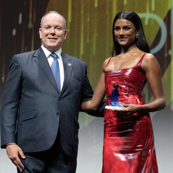 Simone Ashley et le Prince Albert II de Monaco sur scène lors de la cérémonie d'ouverture du 63ème Festival de Télévision de Monte-Carlo le 14 juin 2024 à Monte-Carlo, Monaco. Photo par David NIVIERE/ABACAPRESS.COM