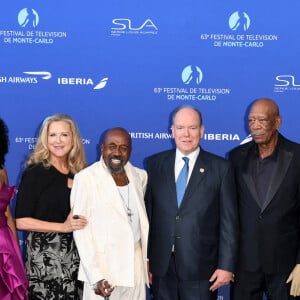 Le Prince Albert de Monaco avec les acteurs de "La maison grise", Amethyst Davis, Mary Louise Parker, Ben Vereen, Leslie Greif, Daisy Head, Dan Cohen, Morgan Freeman, Lori McCreary assistent à la cérémonie d'ouverture du 63ème Festival de Télévision de Monte-Carlo le 14 juin 2024 à Monte-Carlo, Monaco. Photo par Alberto Terenghi/IPA/ABACAPRESS.COM