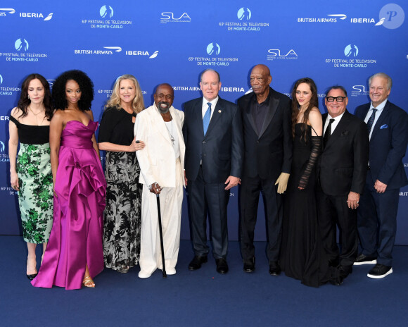 Le Prince Albert de Monaco avec les acteurs de "La maison grise", Amethyst Davis, Mary Louise Parker, Ben Vereen, Leslie Greif, Daisy Head, Dan Cohen, Morgan Freeman, Lori McCreary assistent à la cérémonie d'ouverture du 63ème Festival de Télévision de Monte-Carlo le 14 juin 2024 à Monte-Carlo, Monaco. Photo par Alberto Terenghi/IPA/ABACAPRESS.COM