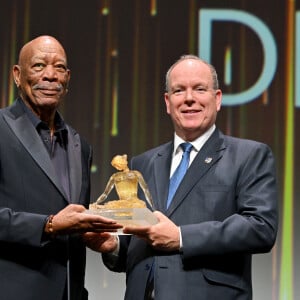 Morgan Freeman et le prince Albert II de Monaco durant la cérémonie d'ouverture du 63ème Festival de Télévision de Monte-Carlo au Grimaldi Forum à Monaco, le 14 juin 2024. Durant la soirée, les présidents et membres des Jurys des Nymphes d'Or ont été présentés sur scène. C'est l'acteur et producteur américain David Boreanaz qui préside le Jury Fiction et le journaliste britannique Steve Anderson est le président du Jury Documentaires et Actualités. Le prince Albert II de Monaco a remis une Nymphe de Cristal à Morgan Freeman et la Nymphe d'Or du Meilleur Espoir International à l'actrice britannique Simone Ashley. © Bruno Bebert/Bestimage 