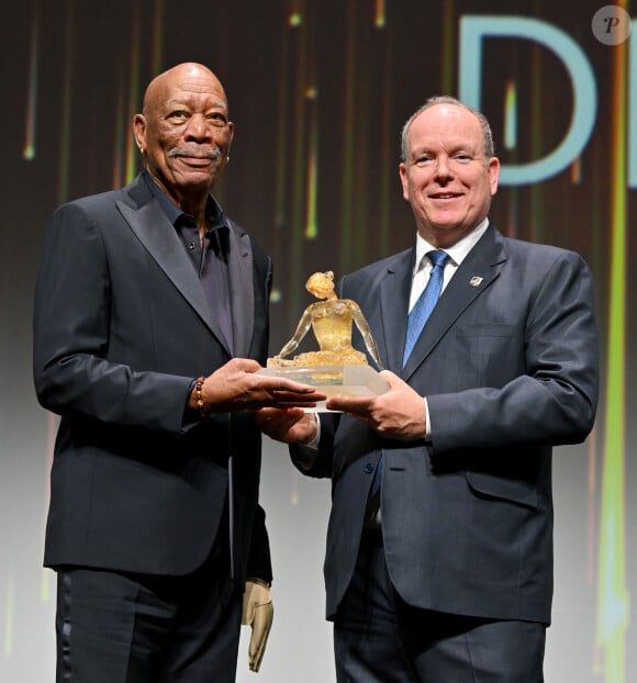 Morgan Freeman et le prince Albert II de Monaco durant la cérémonie d'ouverture du 63ème Festival de Télévision de Monte-Carlo au Grimaldi Forum à Monaco, le 14 juin 2024. Durant la soirée, les présidents et membres des Jurys des Nymphes d'Or ont été présentés sur scène. C'est l'acteur et producteur américain David Boreanaz qui préside le Jury Fiction et le journaliste britannique Steve Anderson est le président du Jury Documentaires et Actualités. Le prince Albert II de Monaco a remis une Nymphe de Cristal à Morgan Freeman et la Nymphe d'Or du Meilleur Espoir International à l'actrice britannique Simone Ashley. © Bruno Bebert/Bestimage 